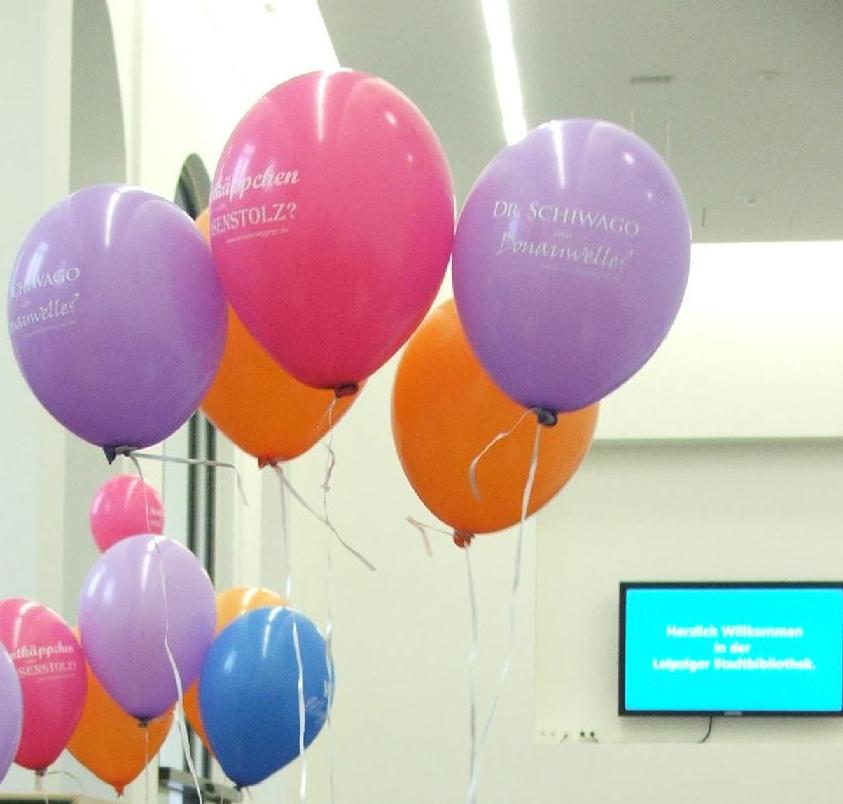 Bibliothek hebt ab mit Luftballons